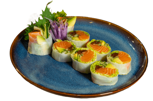 Talerz pełen kolorowych rolek sushi