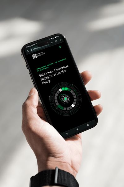 strona internetowa safeline-wisniewski wyświetlana na ekranie telefonu komórkowego